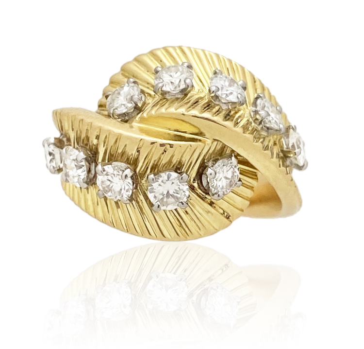 Van Cleef & Arpels diamond ribbed ring from The De Young Collection, in 18-karat gold, 1960. Photo: The De Young Collection.