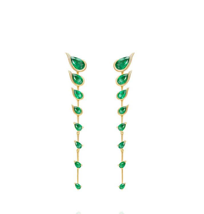 Flicker long earrings in 18-karat gold with emeralds. Photo: Fernando Jorge.