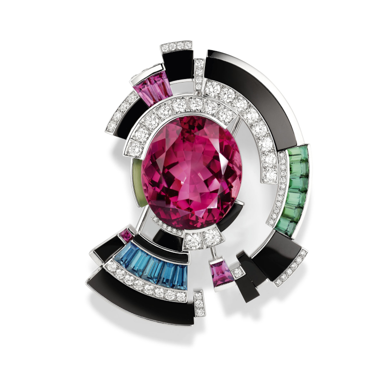Chaumet Labyrinthe brooch in white gold and onyx, set with one oval-cut rubellite of 20.04 carats, green and pink indicolite tourmalines, jade and brilliant-cut diamonds. Photo: Chaumet.