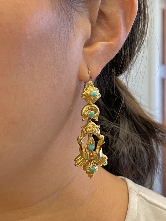 Georgian gold and turquoise earrings pendants, c. 1820. Photo: Keyamour. 