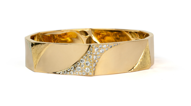 Vendorafa Dune cuff bracelet in 18-karat hammered gold with diamonds. Photo: Vendorafa.