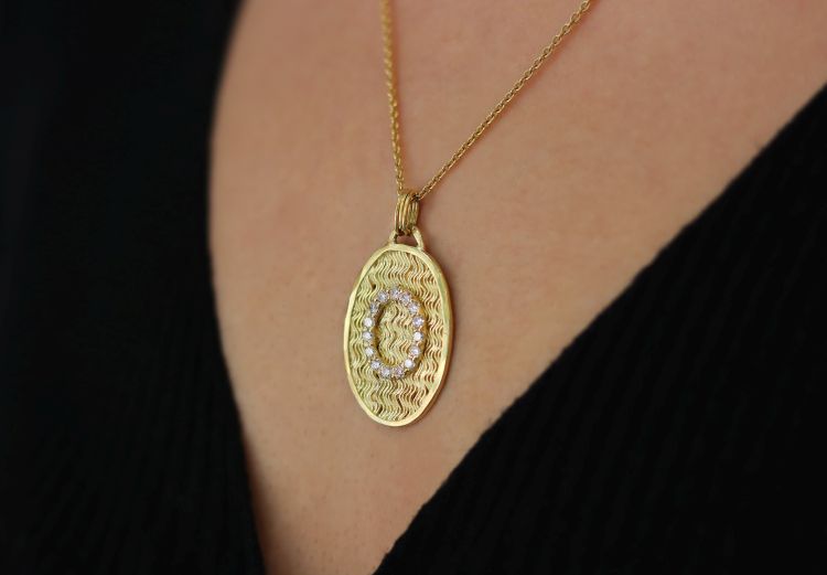Mirror necklace in 18-karat yellow gold with diamonds. Photo: Chandally. 