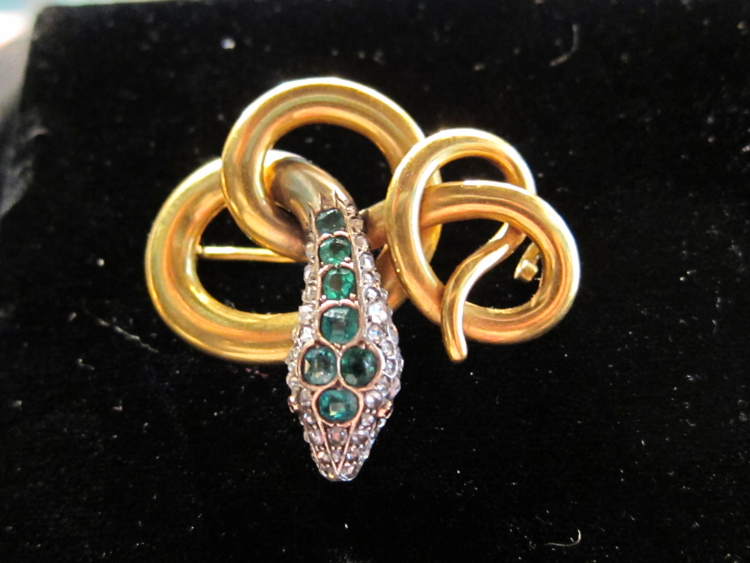 Snake brooch in 18-karat gold with emerald and diamond head, c. 1880. Photo: Beverly R Jewelry. 