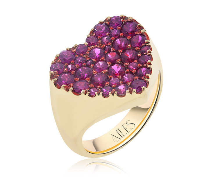 Ailes Heart ring in 18-karat yellow gold with rubies. Photo: Ailes.