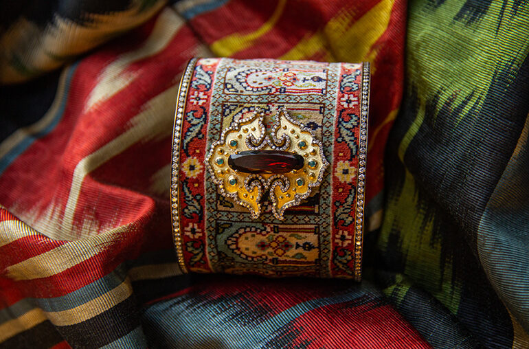 Silvia Furmanovich Vérifié Bracelet in miniature silk weaving set in 18k gold with diamond, garnet and Paraíba tourmaline.
