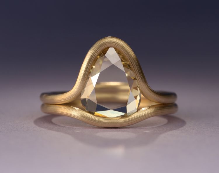 Ring in 18-karat yellow gold with a portrait-cut, 1.77-carat, golden-brown antique diamond. Photo: Leen Heyne. 