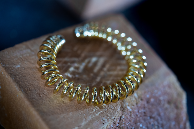 Lutiki gold-plated bracelet. Photo: David Fraga.