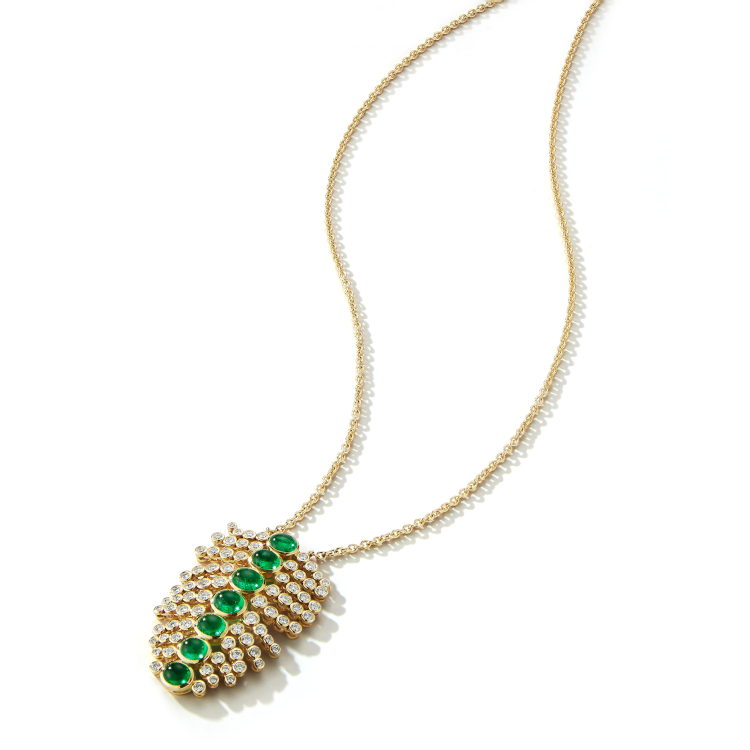 Aurras pendant necklace in 14-karat yellow gold, featuring cabochon Muzo emeralds with bezel-set diamonds. Photo: Ondyn.