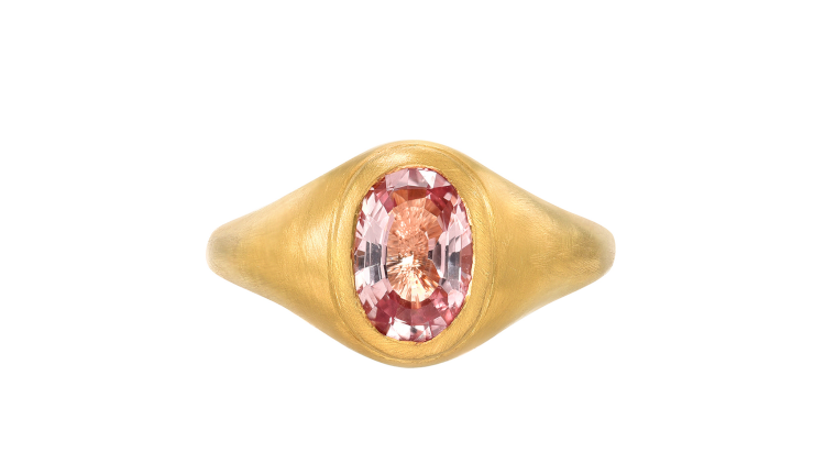 Darius handcrafted ring in 18-karat yellow gold Yellow with a 1.10 carats Padparadscha sapphire. Photo: Darius.