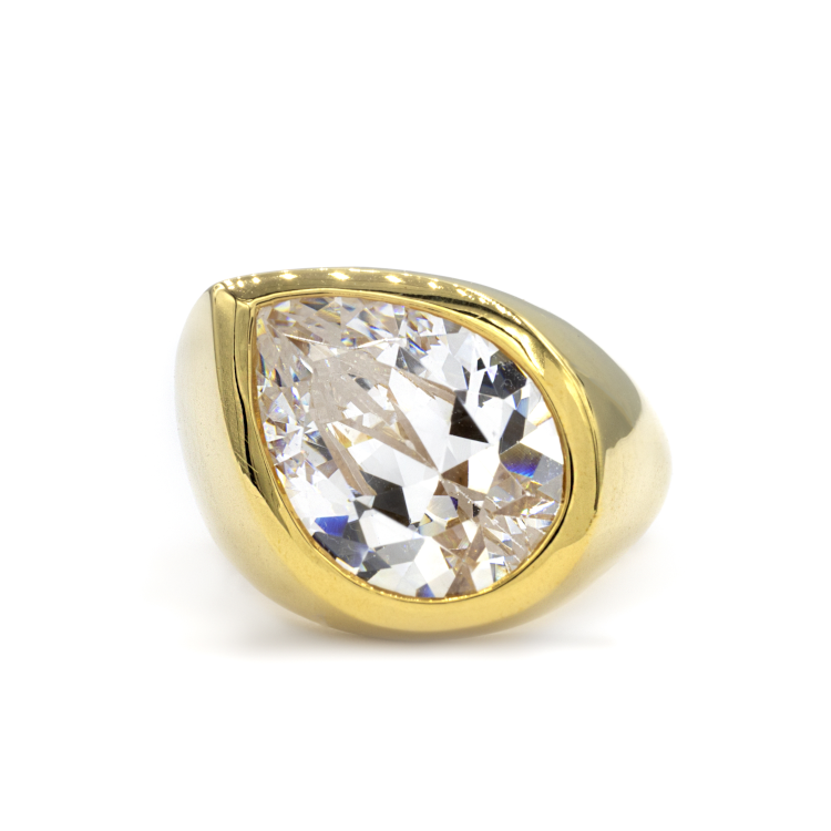 Octavia Elizabeth Aura engagement ring, in 18-karat yellow gold. Photo: Octavia Elizabeth.