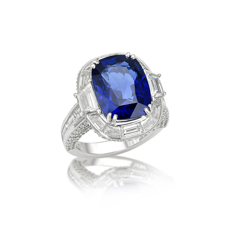 A 10.25 carats Sri Lanka sapphire with two trapezoid diamonds in a ring by Picchiotti. Photo: Picchiotti.