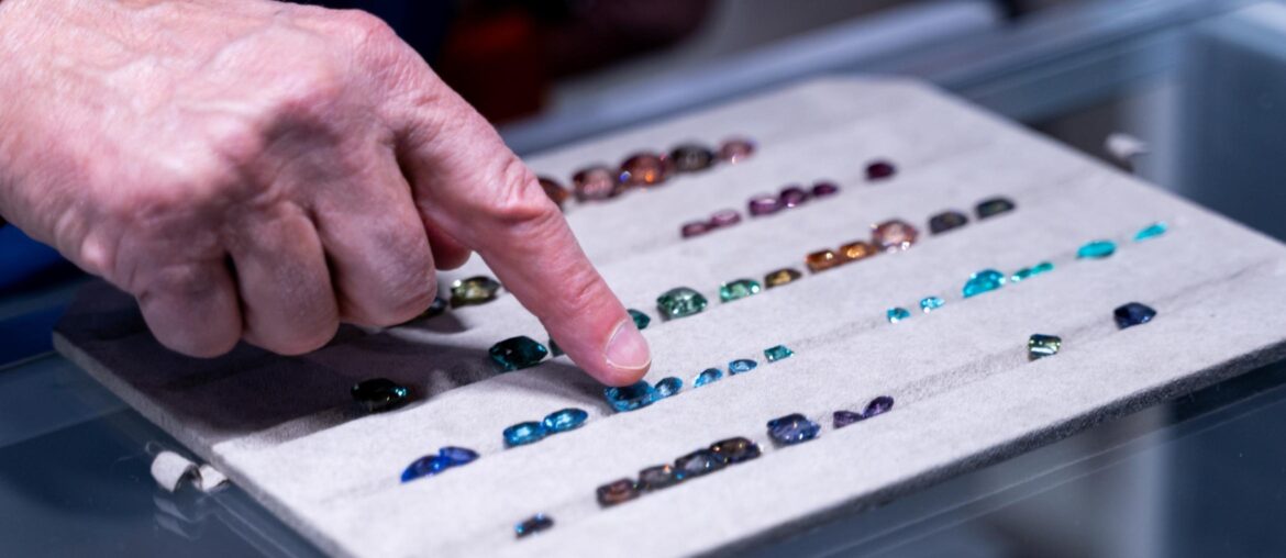 Main image: A dealer shows off colored gemstones at a previous edition of GemGenève. Photo: David Fraga / GemGenève.