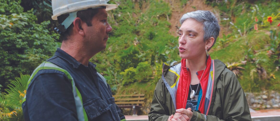 Christina Miller in conversation with Rolberto Alvarez, the general assistant of the mercury- free Gualconda gold mine in Colombia and president of Fortaleza, the Agromining Association of Los Andes. (Fairmined)