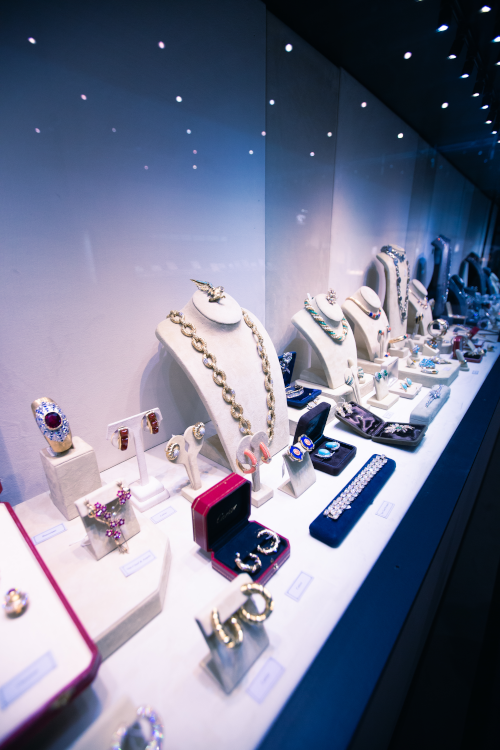 Estate jewelry displayed at the show. (David Fraga/GemGenève)