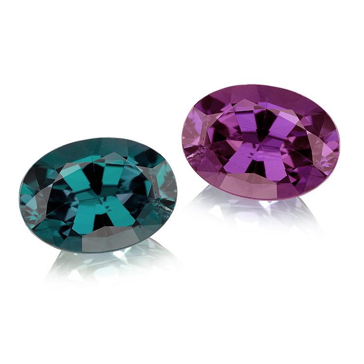 Comparison of a 5.43-carat Brazilian alexandrite by day (green) and under incandescent lighting from Omi Privé. (Omi Privé)