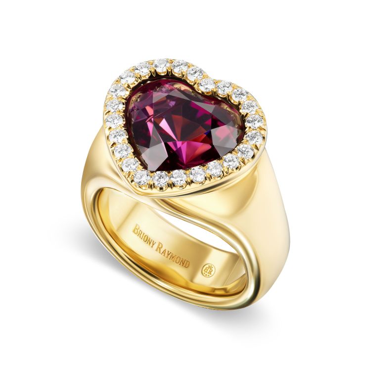 Briony Raymond Sloan ring in 18-karat gold with a garnet and diamonds. 