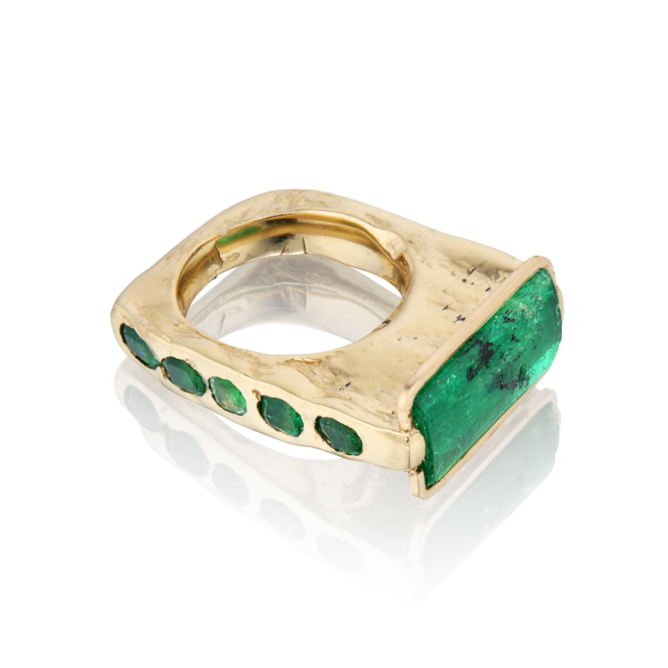L'Enchanteur ring in 10-karat yellow gold, featuring a 7.00-carat Muzo emerald slice and 5.00 carats of cushion-cut Muzo emerald accents. (L'Enchanteur)