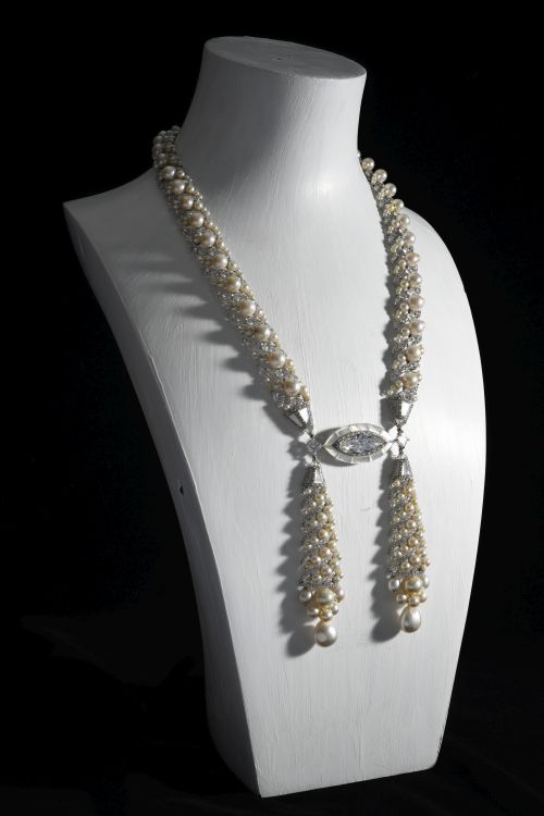 Sautoir of 18-karat gold set with diamonds and natural pearls, 2022 (Harald Gottschalk)