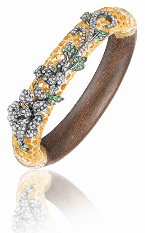 Yewn Floral Ice-ray lattice peony bangle with ruyi (sceptre) clasp – wenge wood, diamond, tsavorite garnet, black rhodium-plated gold, yellow gold. (ACC Art Books)  