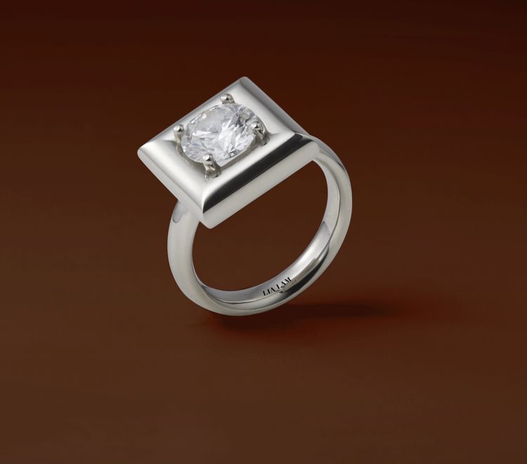 Passepartout platinum ring with diamond. (Lia Lam)