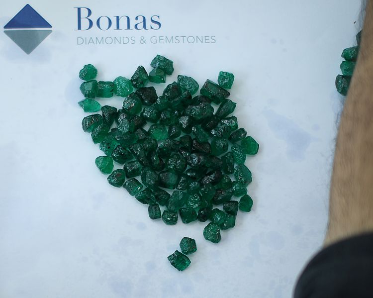 Emerald rough stones. (Bonas)