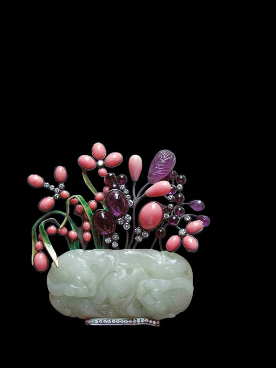 Flower Vase brooch with carved jade, coral, amethysts, diamonds, enamel, in silver and gold, 2005. (Fernando Ramajo) 