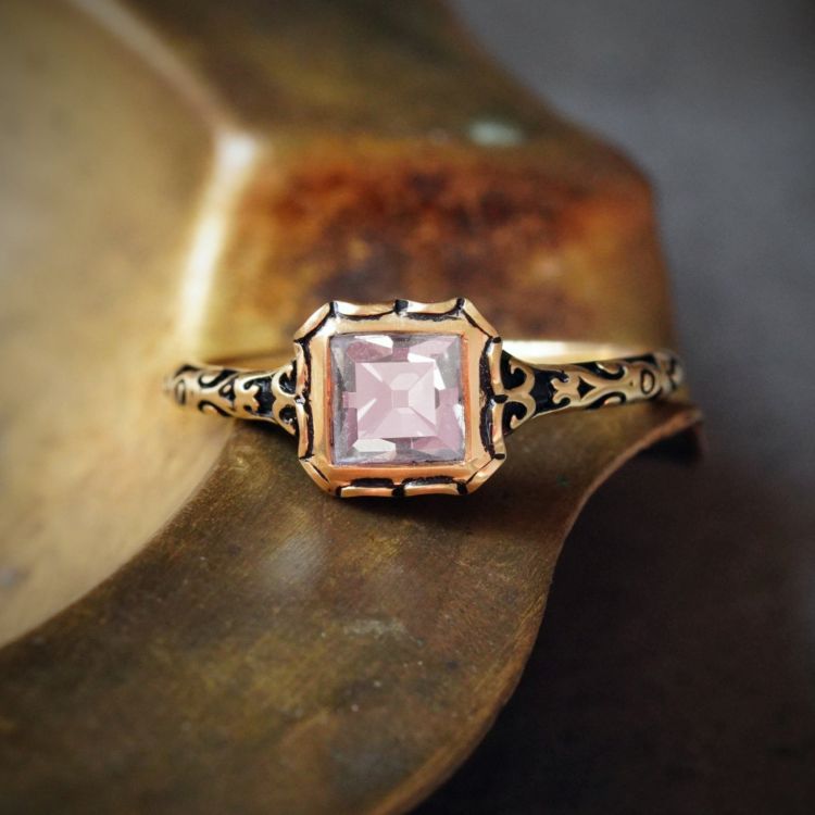 A ring set with a 0.89-carat diamond in 18-karat gold. (Nicole Fournier/Jogani) 