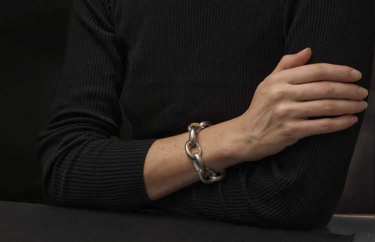 Otto Jakob Xio bracelet made of oversized chain links interconnected on multiple axes, the inner sides of which are set with a pavé of white, yellow and black diamonds. (Otto Jakob)