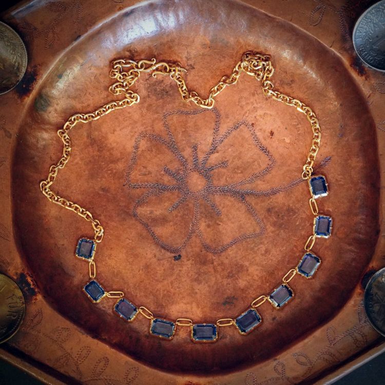 Victorian-inspired necklace set with Montana sapphires in 18-karat gold. (Nicole Fournier/Jogani) 